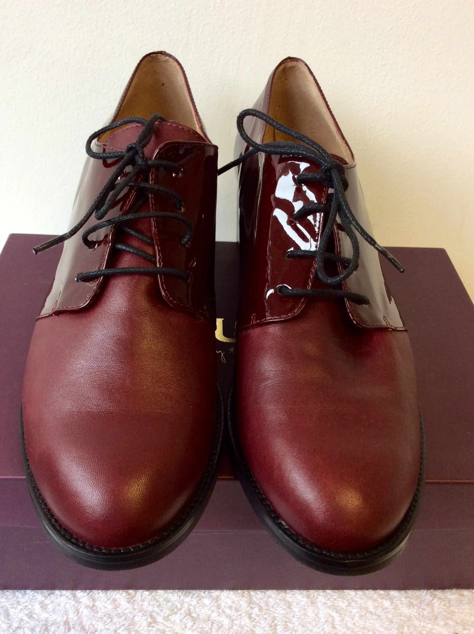 BRAND NEW DUO BURGUNDY PATENT & LEATHER LACE UP HEELS SIZE 8/42