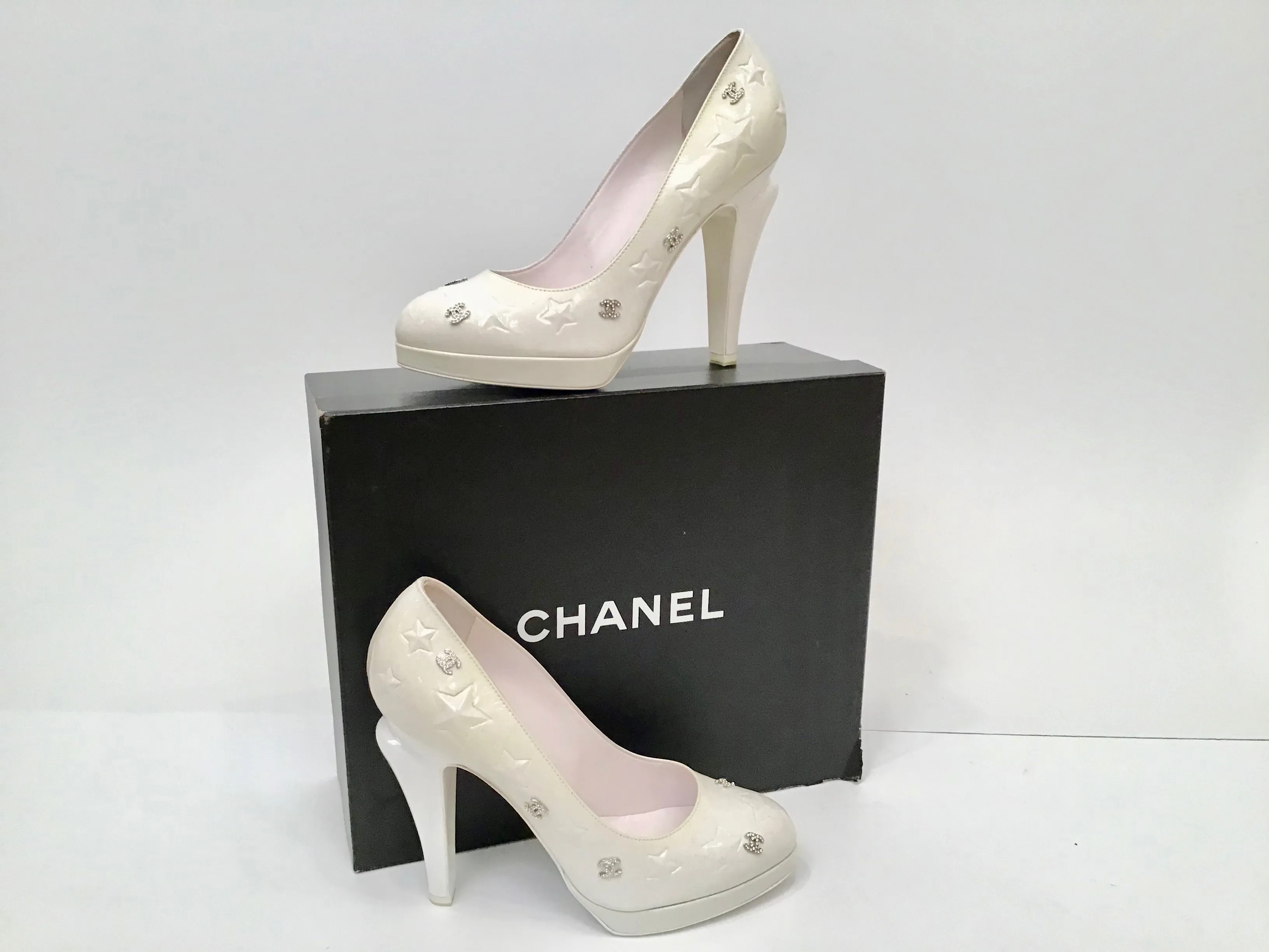 NIB New In Box Chanel 08A 2008 Autumn Fall White Patent Glitter Crystal CC Comete Stars Pump Platform Heels EU 40 US 9/9.5